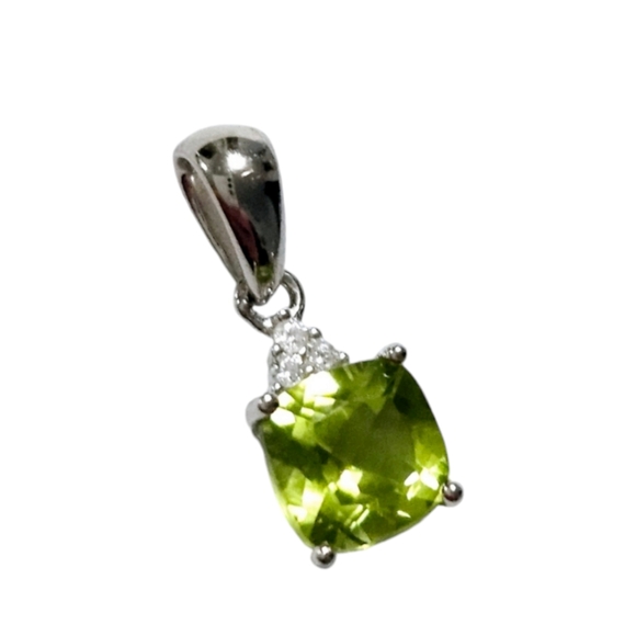 Jewelry - 1.25 ct Peridot princess silver pendant